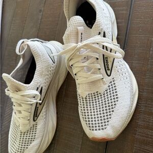 Brooks White Athletic Sneakers (Levitate Stealthfit)